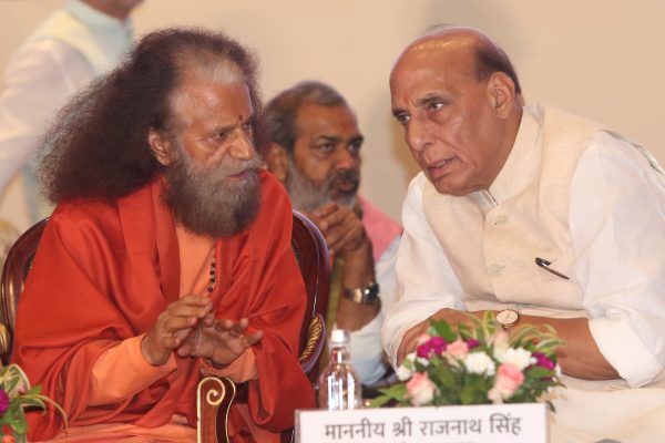 आचार्य सुधांशु महाराज के जन्मदिवस पर आयोजित सनातन संस्कृति जागरण महोत्सव में सम्लित हुए स्वामी चिदानन्द सरस्वती