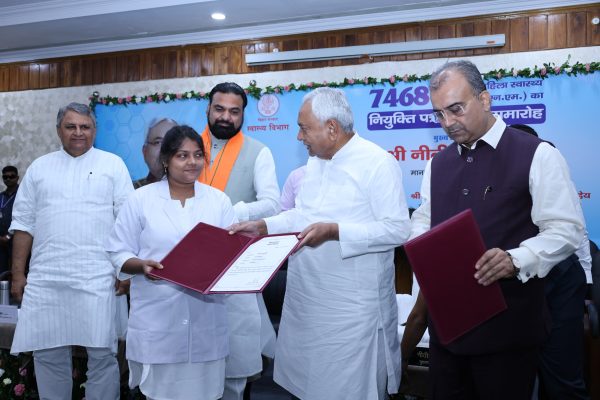 मुख्यमंत्री ने 7468 नवनियुक्त महिला स्वास्थ्य कार्यकर्ता (ए०एन०एम०) को प्रदान किया नियुक्ति पत्र