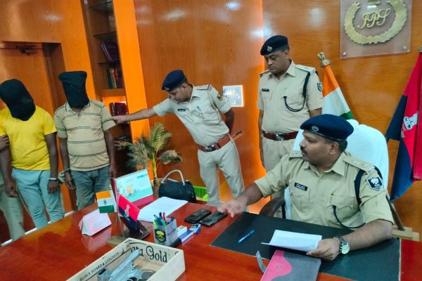 अवैध हथियार के तस्करों के विरुद्ध मधुबनी पुलिस की कार्रवाई अवैध हथियार के साथ 02 तस्कर गिरफ्तार।